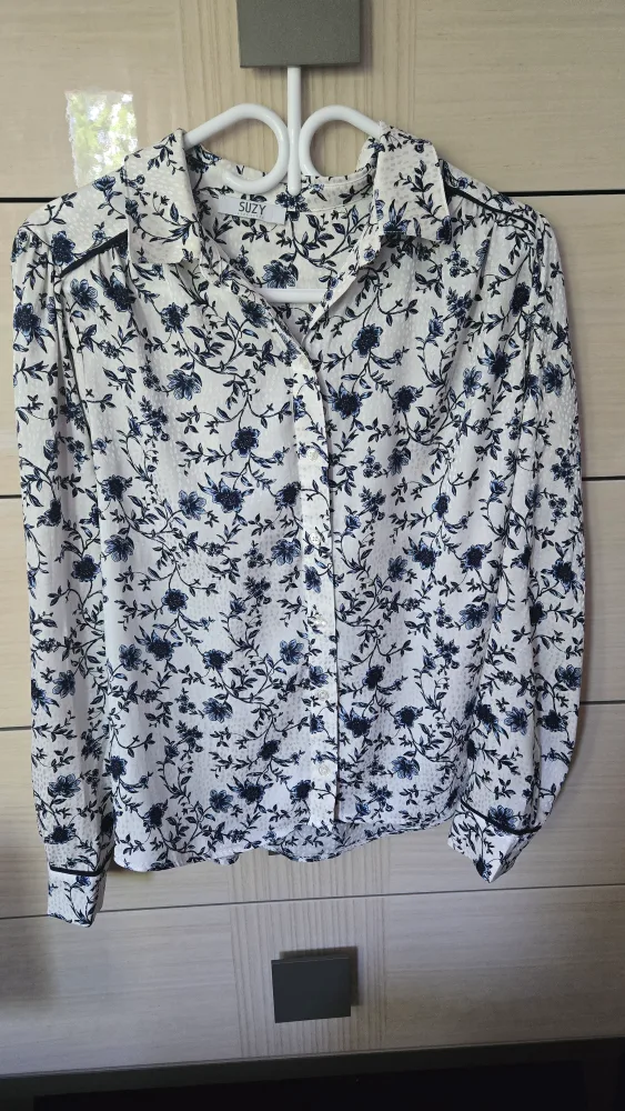Suzy Shier Floral Blouse - Size M thumbnail