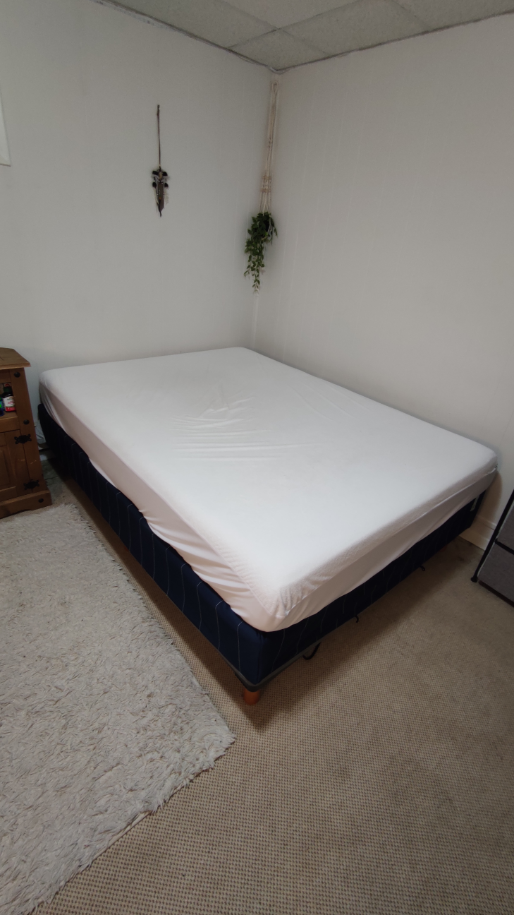 ✨Moving Sale✨ Queen Size Mattress with mattress protector