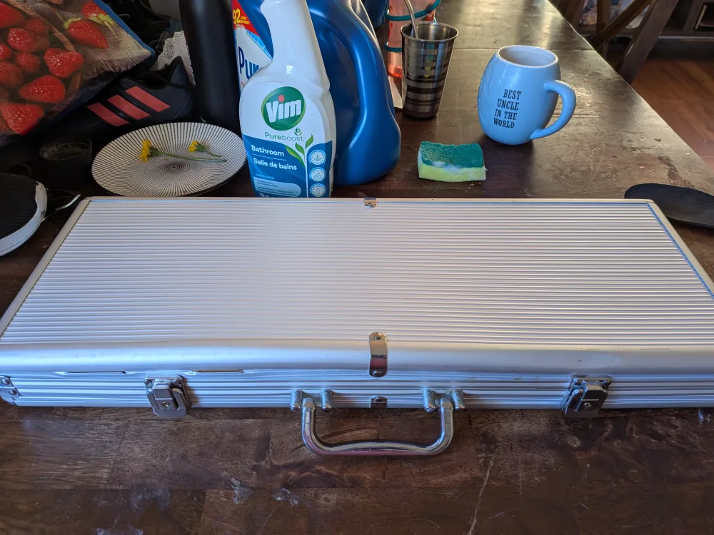 Poker Set in Aluminum Case image indicator(2)