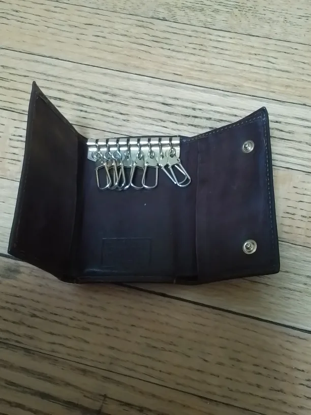 Brown leather key holder image indicator(3)