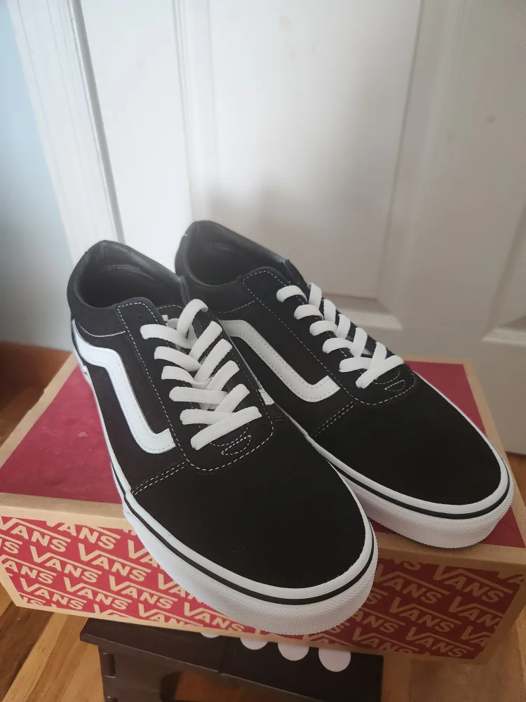 Vans Ward Black/White Sneakers, Size 10.5 thumbnail
