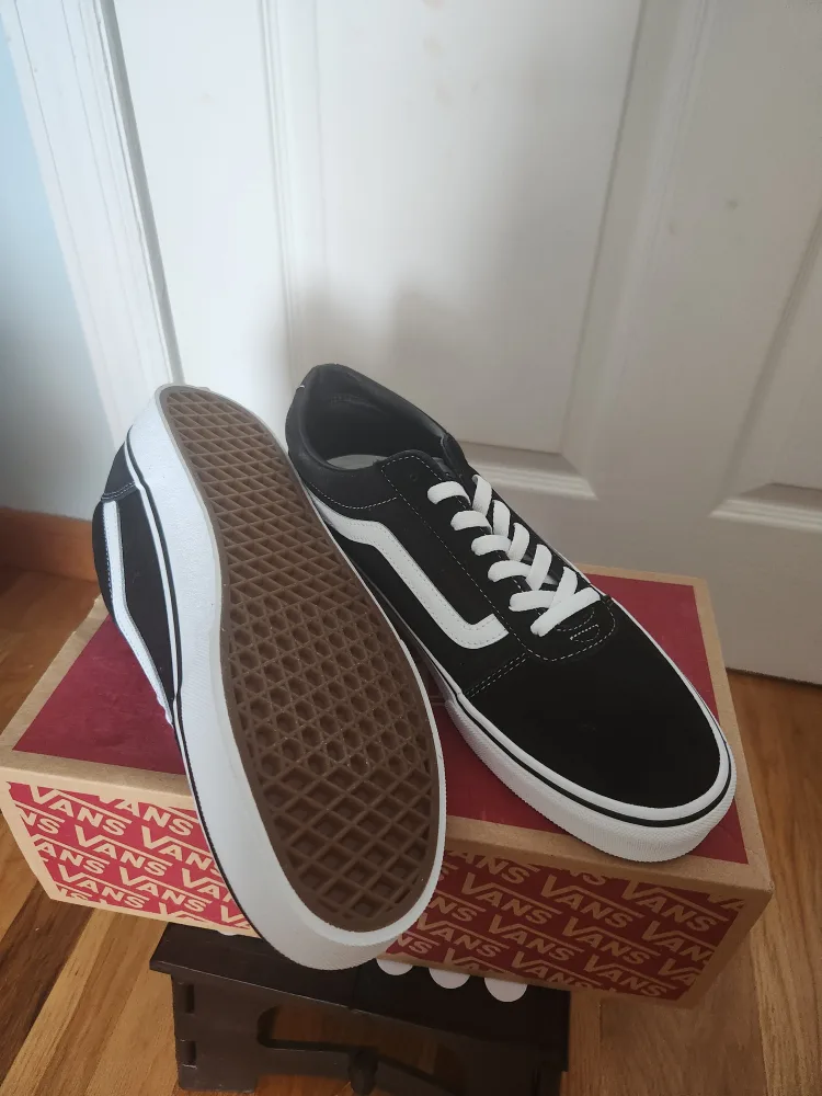 Vans Ward Black/White Sneakers, Size 10.5 image indicator(2)