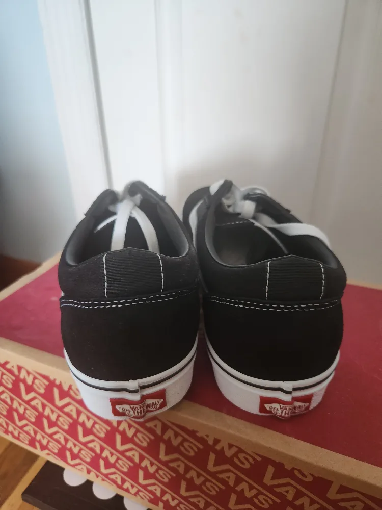 Vans Ward Black/White Sneakers, Size 10.5 image indicator(3)