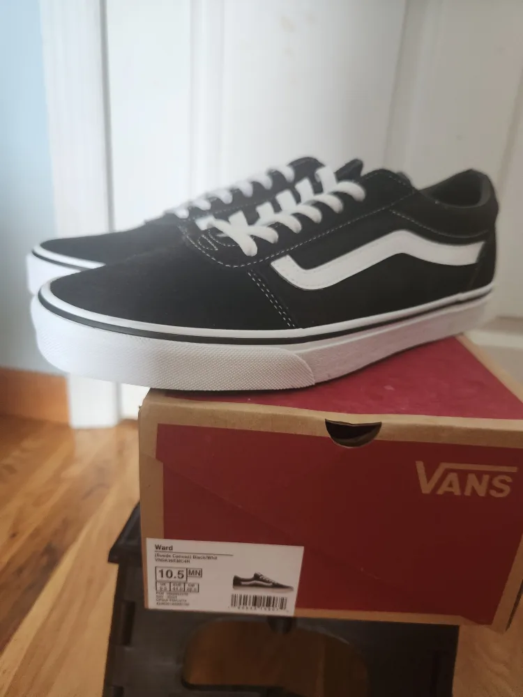Vans Ward Black/White Sneakers, Size 10.5 image indicator(4)