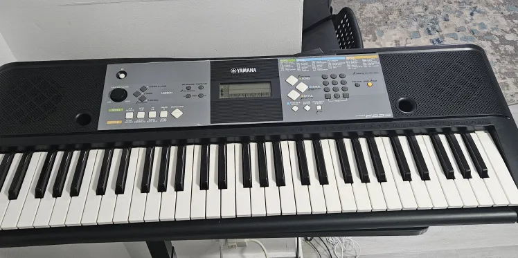 Moving Sale : Yamaha keyboard with Stand thumbnail
