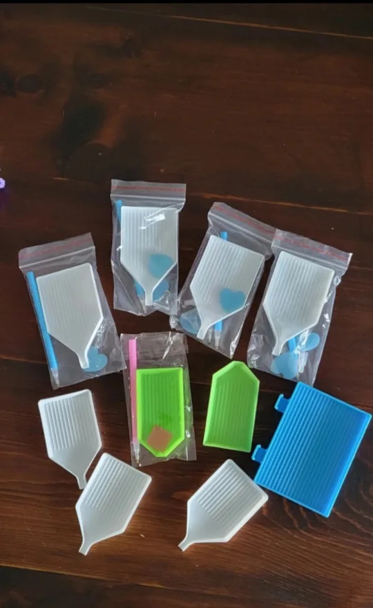 FREE! Diamond Painting Drill Trays 🇨🇦 thumbnail