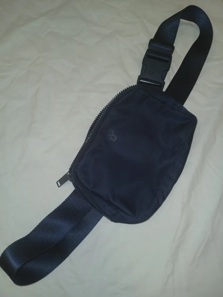 Aritzia Wilfred Free Go-To Mini Belt Bag - Navy thumbnail