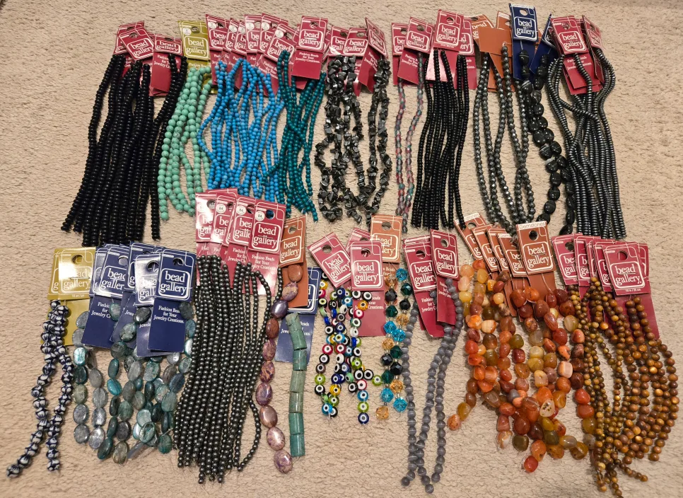 Lot of Assorted Bead Strands 3 thumbnail