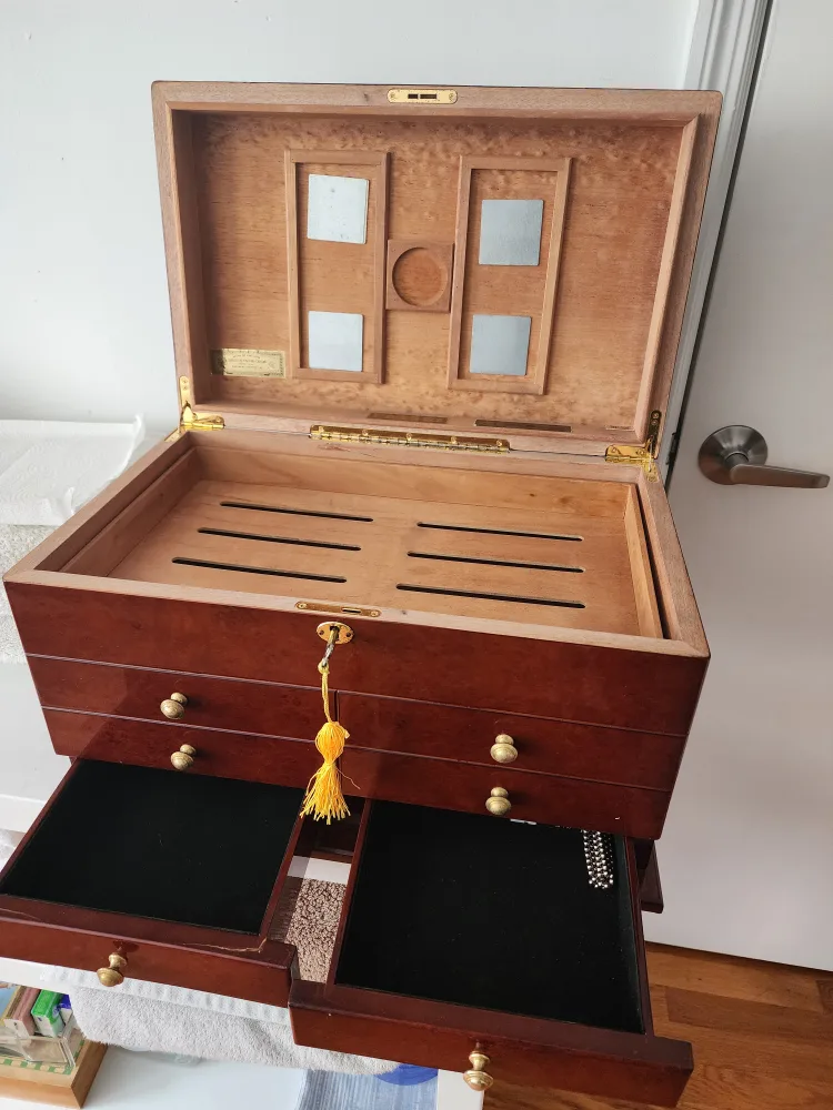 Wooden Cigar Humidor Box thumbnail
