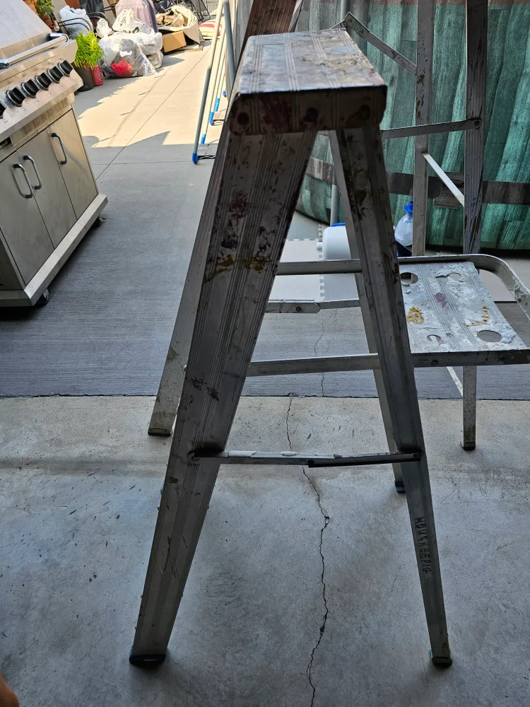 Used Aluminum Step Ladder image indicator(2)
