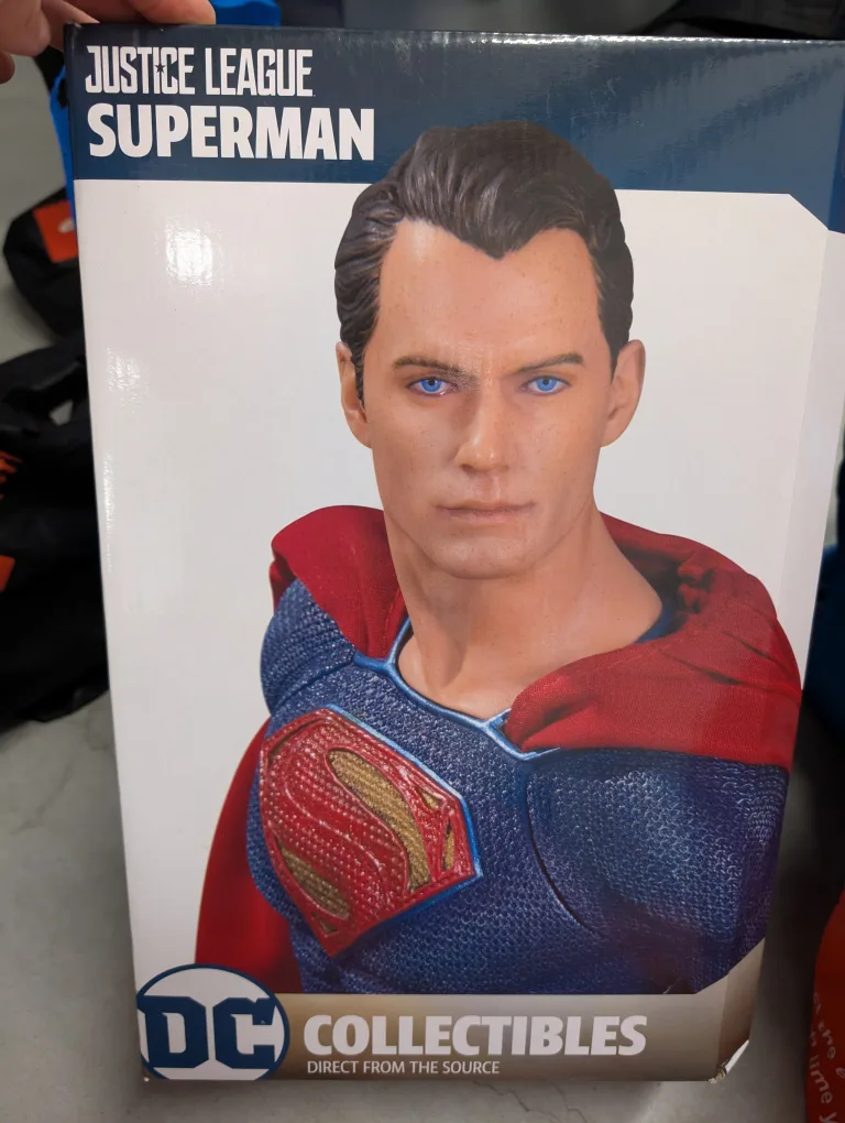 DC Collectibles Justice League Superman Statue thumbnail