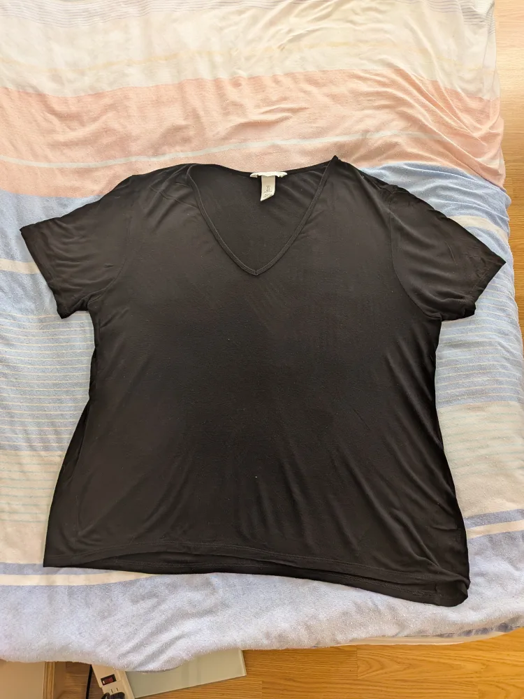 H&M Black V-Neck T-Shirt - Size Large thumbnail