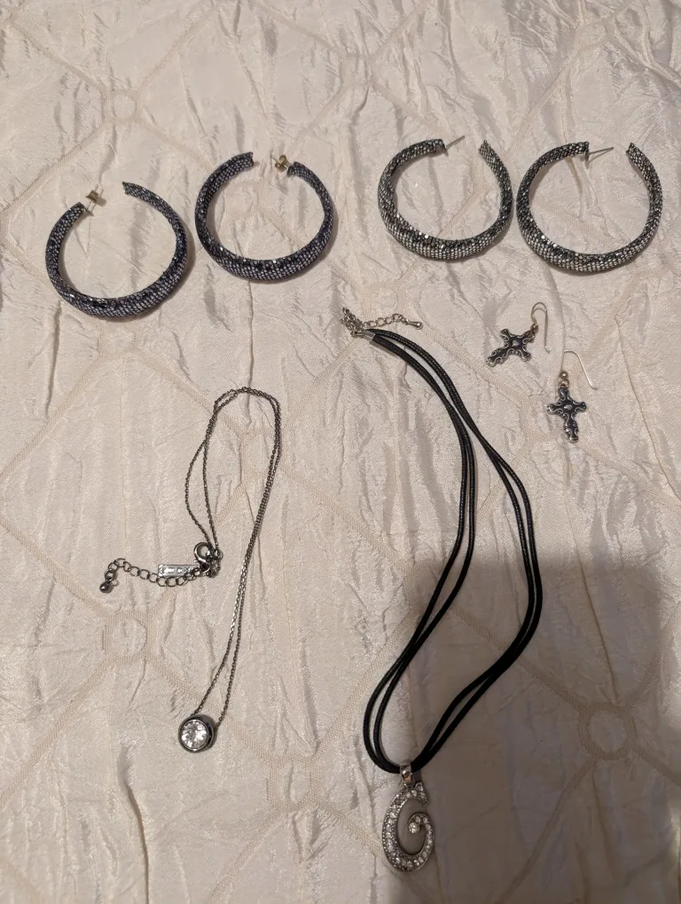 : EarJewellery Bundle rings & Necklaces thumbnail