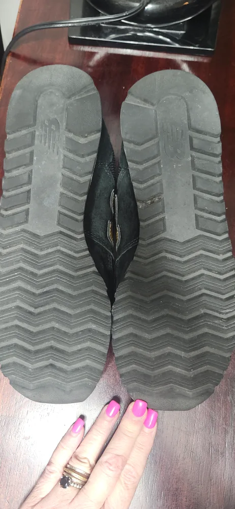 New Balance 520  Black & Gold Sneakers Sz 9.5 image indicator(3)