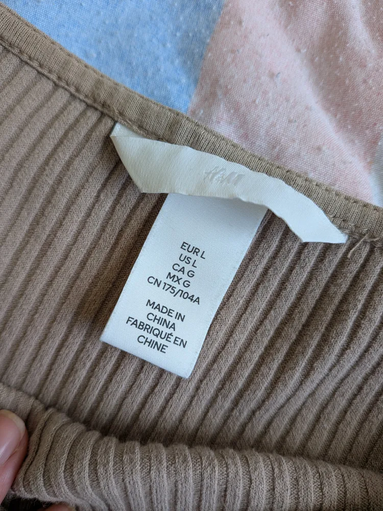 H&M Ribbed Knit Crop Top - Size L image indicator(4)