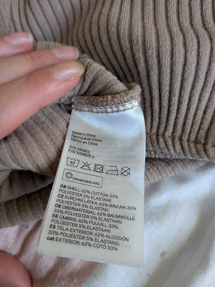 H&M Ribbed Knit Crop Top - Size L image indicator(5)