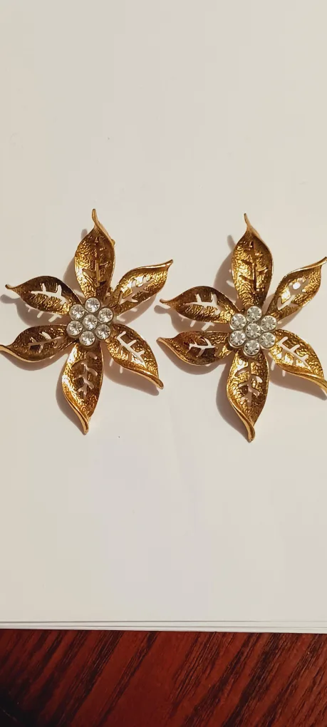 Gorgeous Gold Tone Flower Clip-on Earrings thumbnail