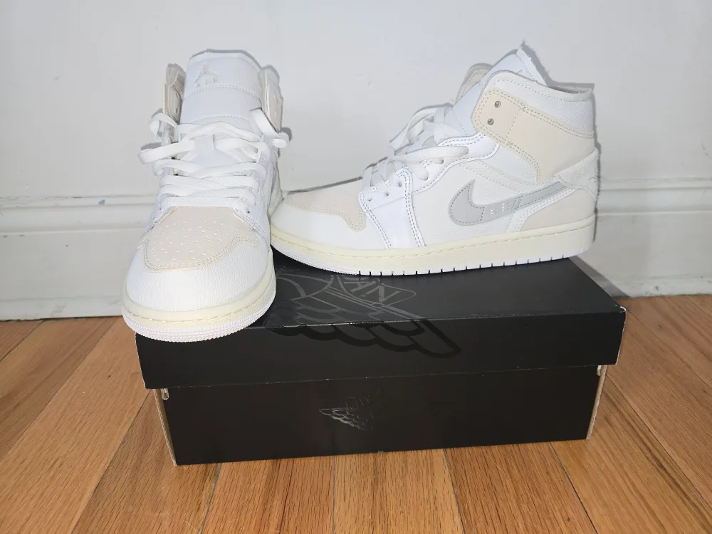 Nike Air Jordan 1 Mid White Onyx image indicator(3)