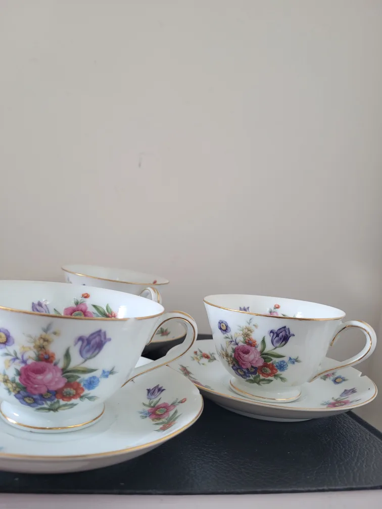 Floral Tea Cups and Saucers (Set of 3)🇨🇦 thumbnail