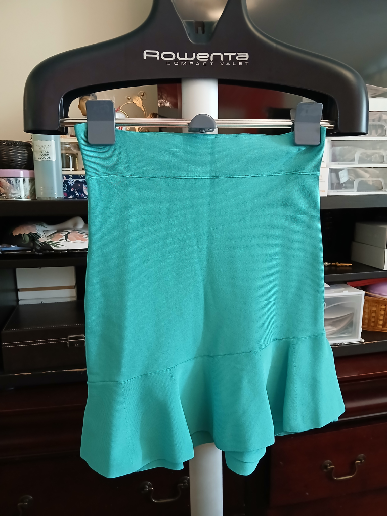 ♥️👀BCBGMAXAZRIA♥️👀SMALL Aqua Skirt with Ruffle Hem