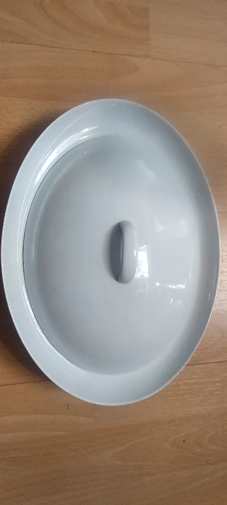 White Serving Dish with Lid image indicator(2)