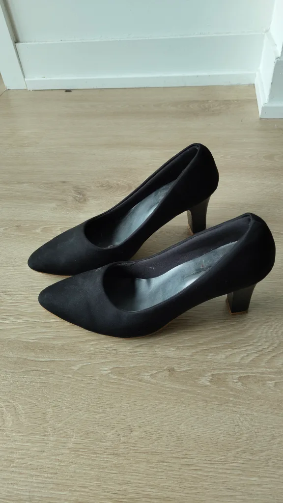 Black heels - US size 8🧡🇨🇦 image indicator(2)