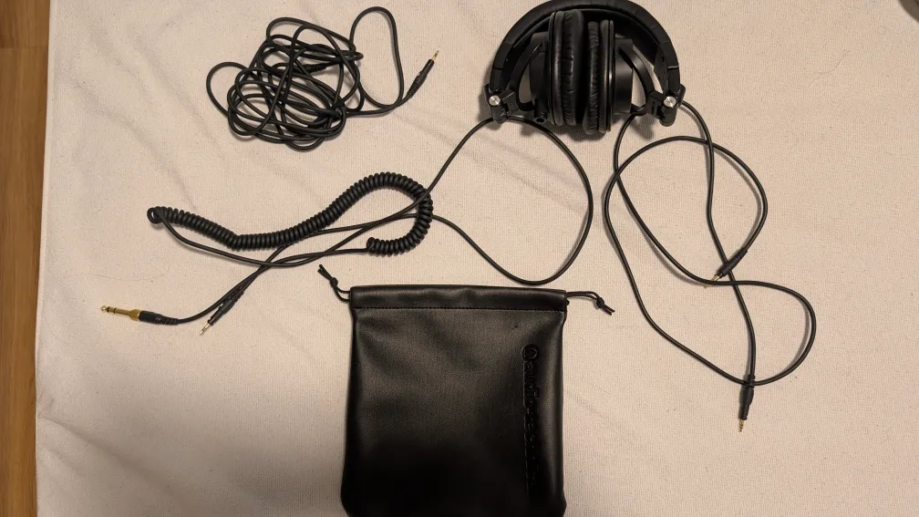 Audio-Technica ATH-M50x Professional Studio Headphones thumbnail