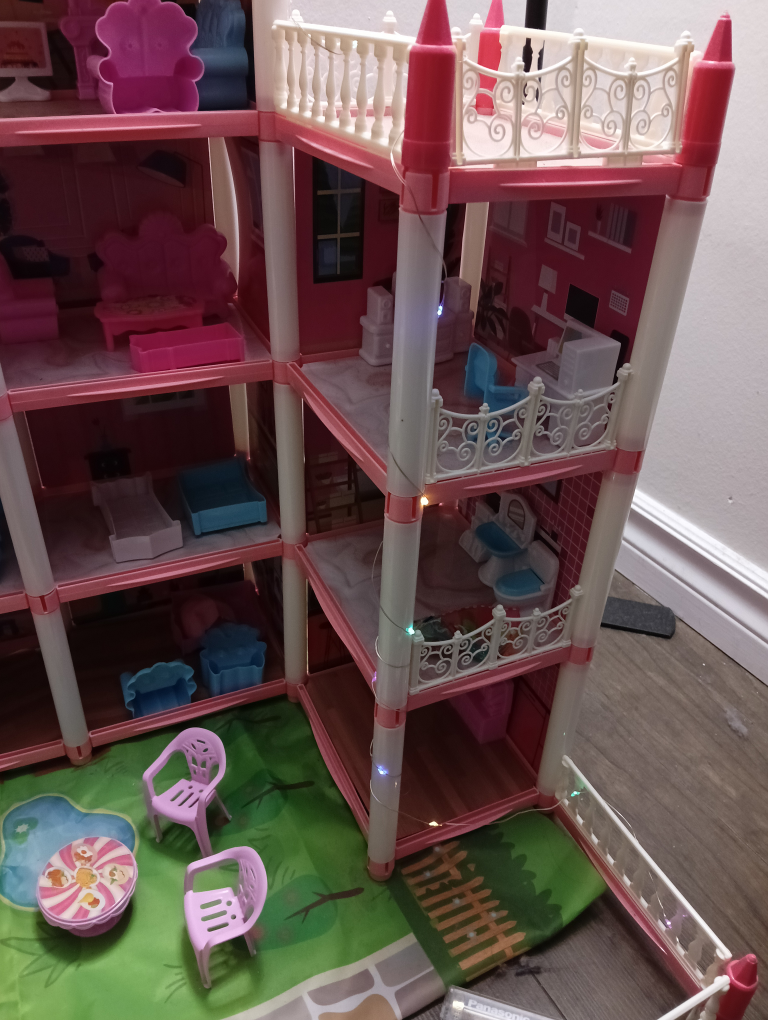 Kids Dollhouse (Many Items Included, read description) - photo 4