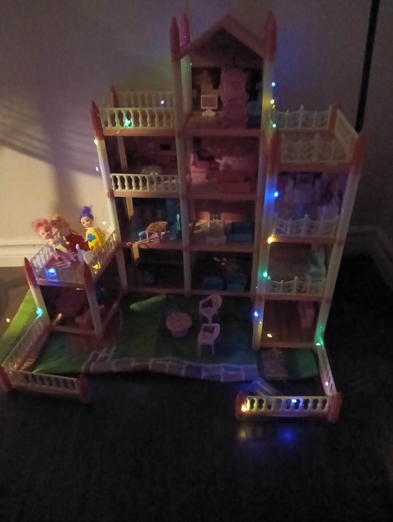 Kids Dollhouse (Many Items Included, read description) - photo 5