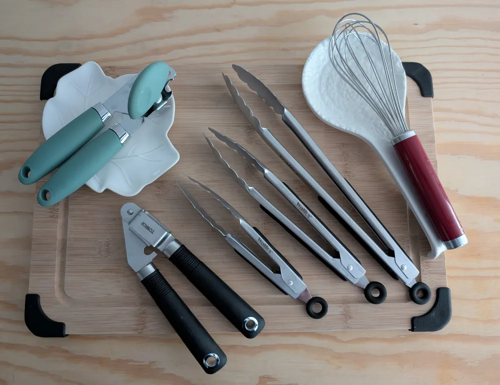 Updated Mixed Kitchenware Lot - Bowls, Jars, Utensils, Mugs etc image indicator(3)