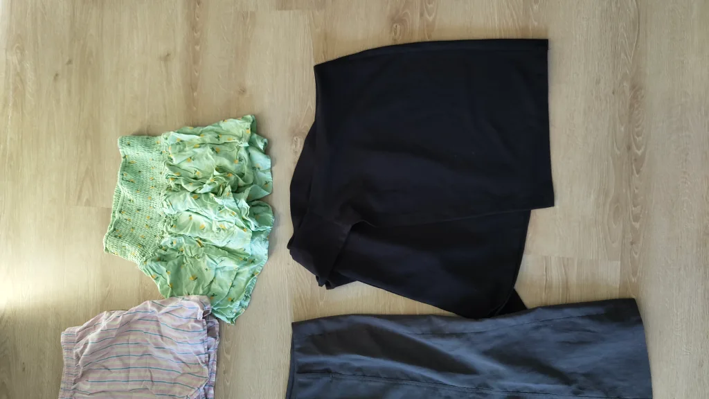 Bundle of Women’s Pants, Skirts & Shorts – Sizes S/M🇨🇦🧡 image indicator(7)