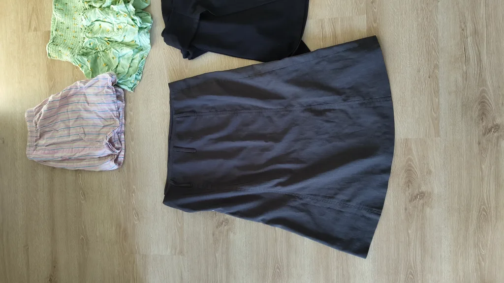 Bundle of Women’s Pants, Skirts & Shorts – Sizes S/M🇨🇦🧡 image indicator(8)