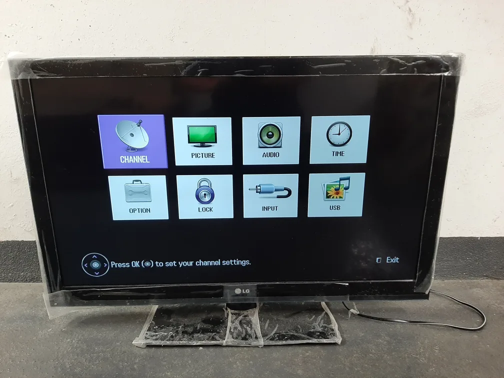 LG 42CS560 42-inch LCD TV thumbnail