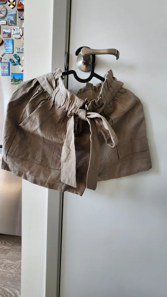 URGENT *Moving Sale* SHEIN Paper Bag Waist Shorts - XS thumbnail