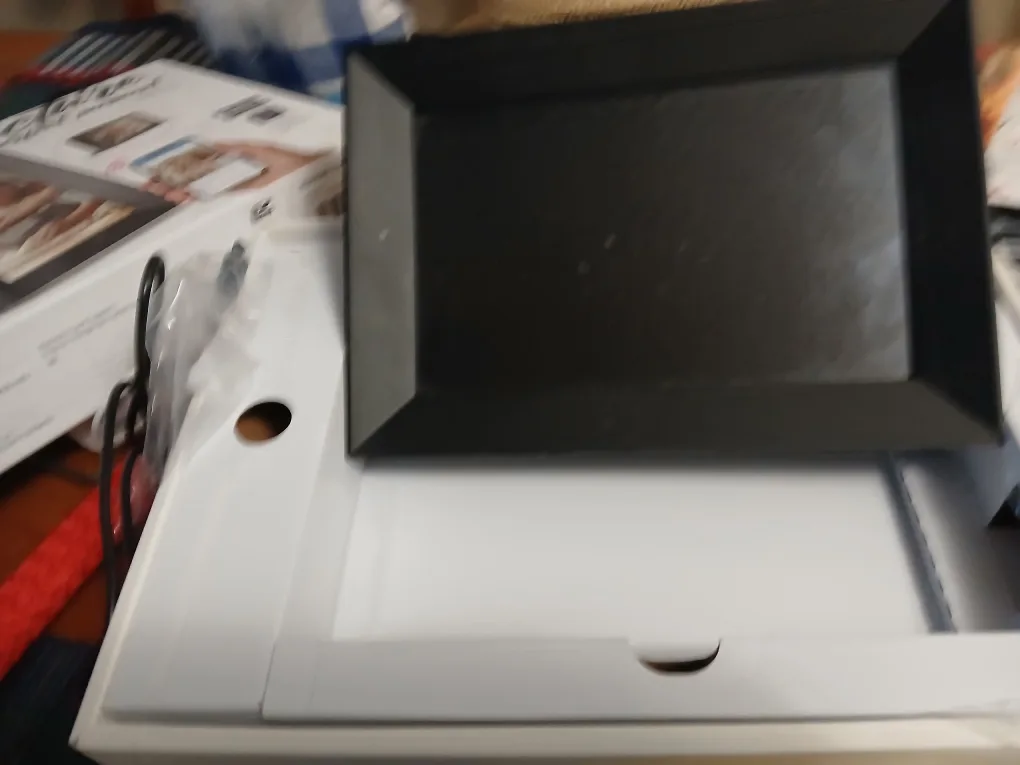 Aluratek 8" WiFi Touchscreen Digital Photo Frame image indicator(2)