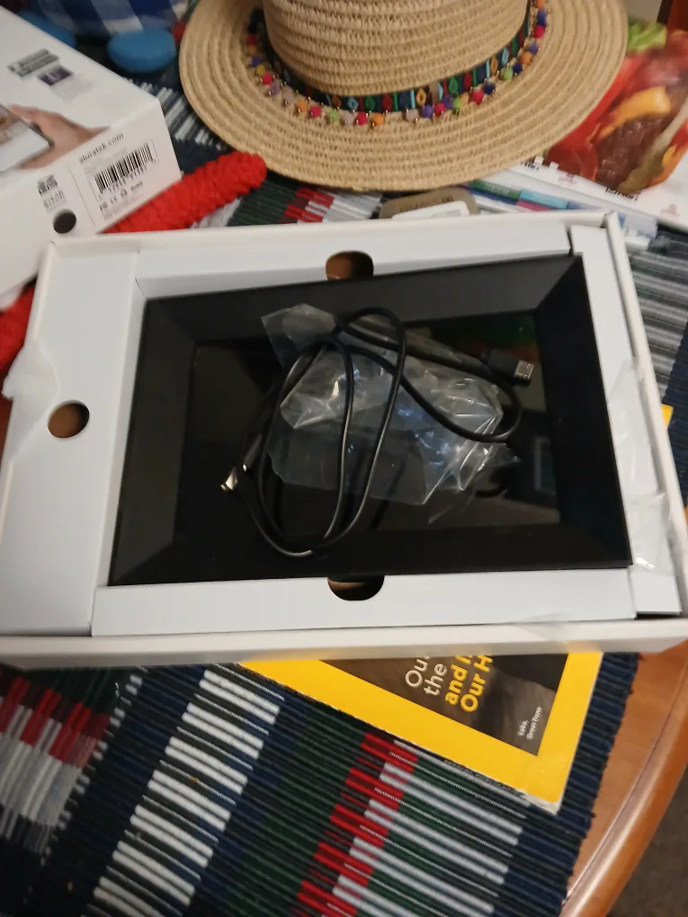 Aluratek 8" WiFi Touchscreen Digital Photo Frame image indicator(3)