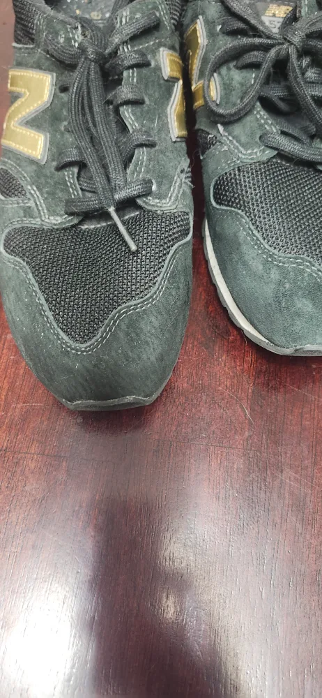 New Balance 520  Black & Gold Sneakers Sz 9.5 image indicator(2)