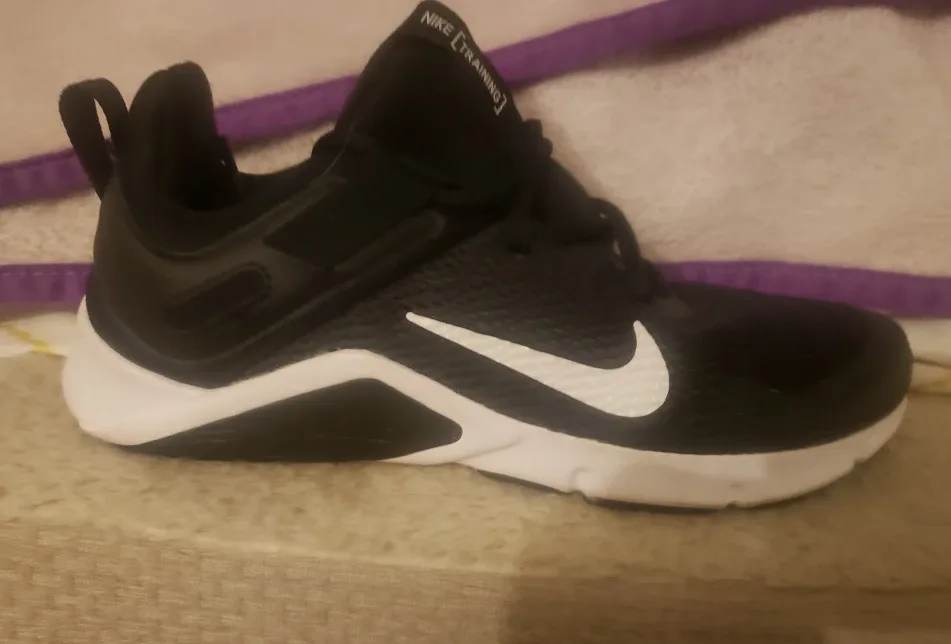 Nike WMNS Legend Essential Sneaker thumbnail