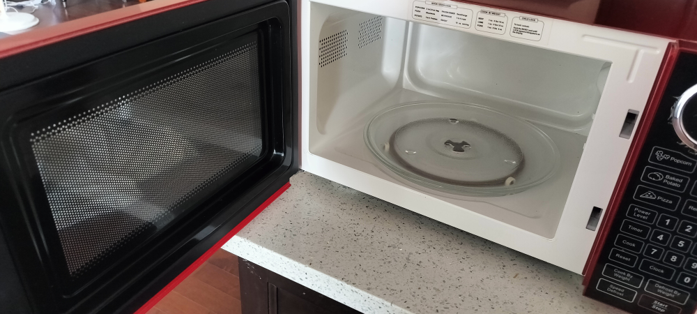 RCA Red Microwave Oven - Model RMW995-RED - photo 3
