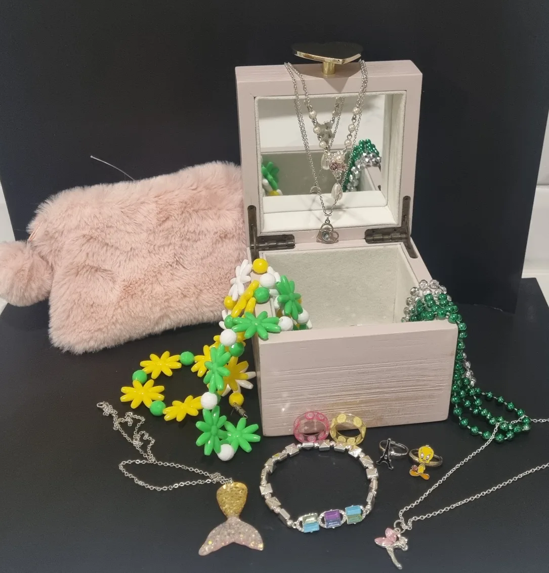 Bulk Lot of Assorted Jewellery image indicator(3)