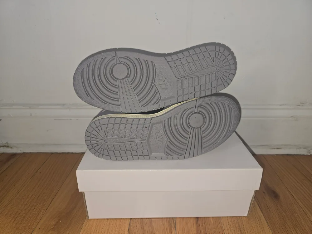 Nike Air Jordan 1 Mid Smoke Grey image indicator(3)