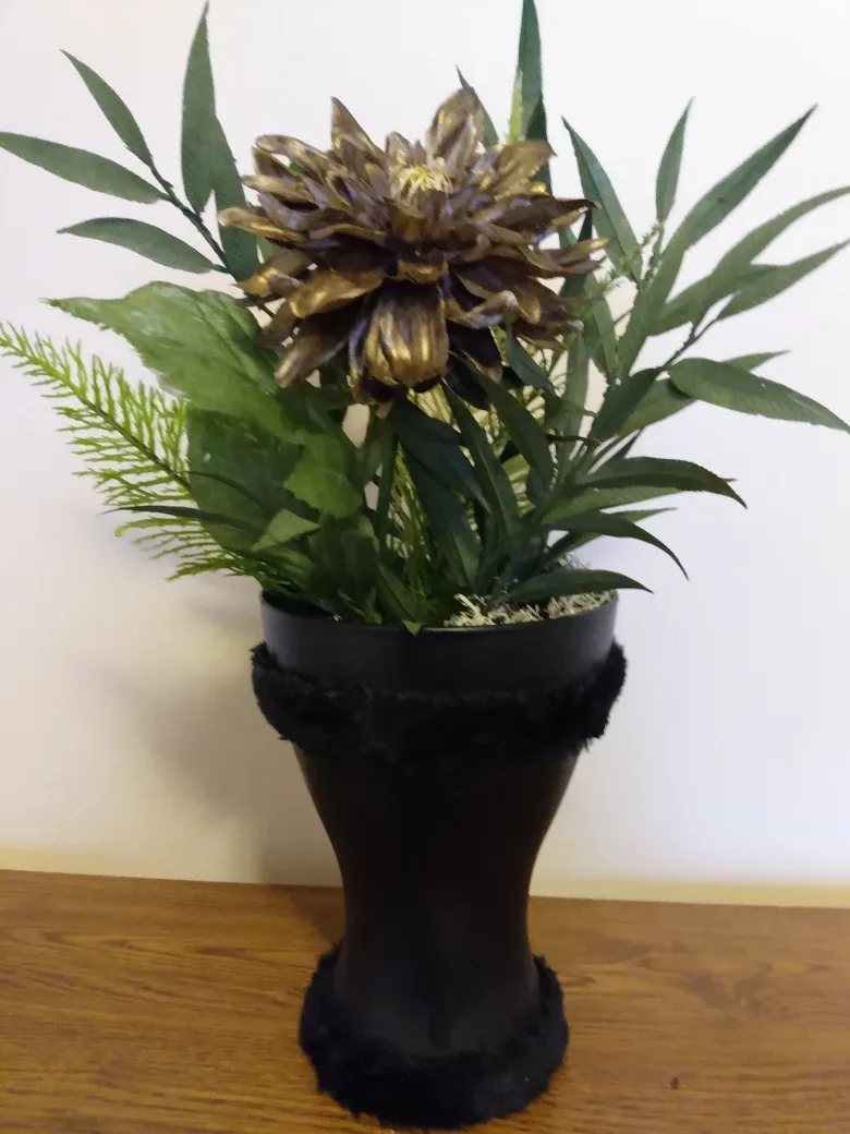 Beautiful Unique Gold / Brown Flower Arrangement in Black Vase thumbnail