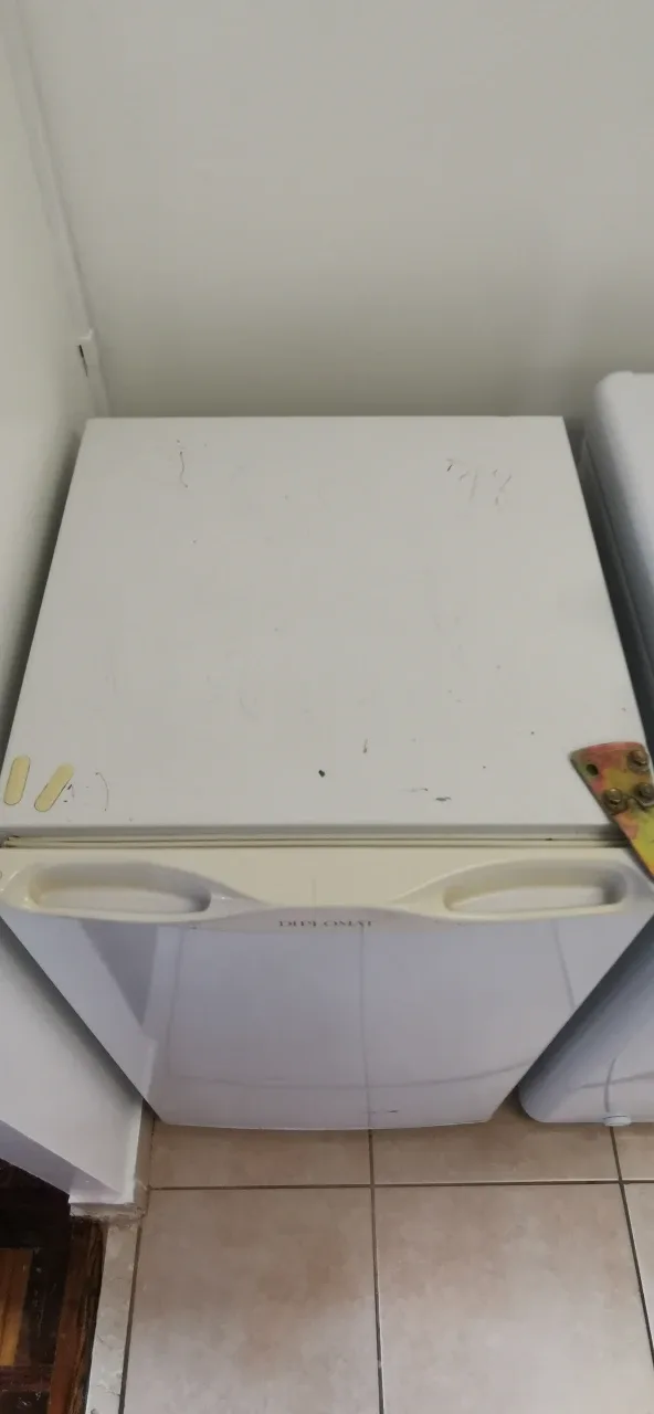 Diplomat Mini Fridge - White image indicator(2)