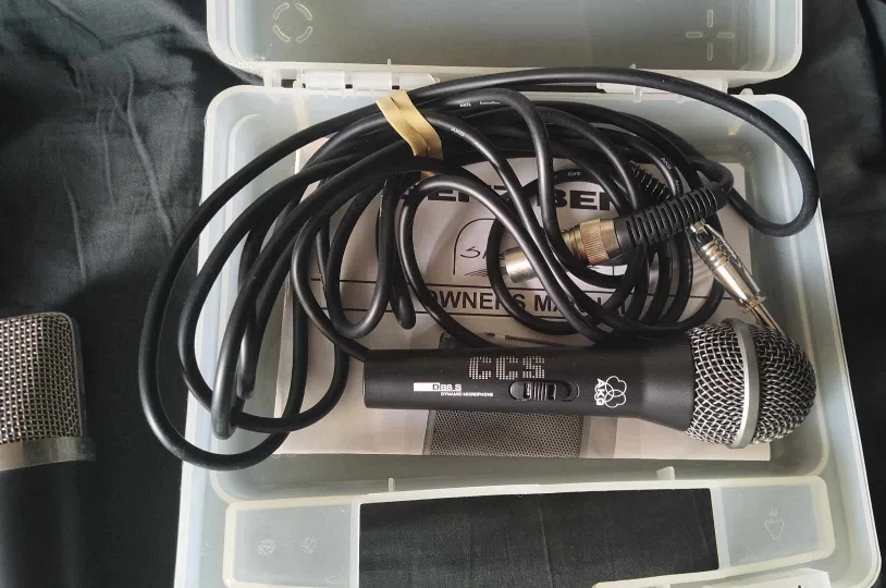 2 Studio Microphones & 1 Pop Filter/ Screen image indicator(3)