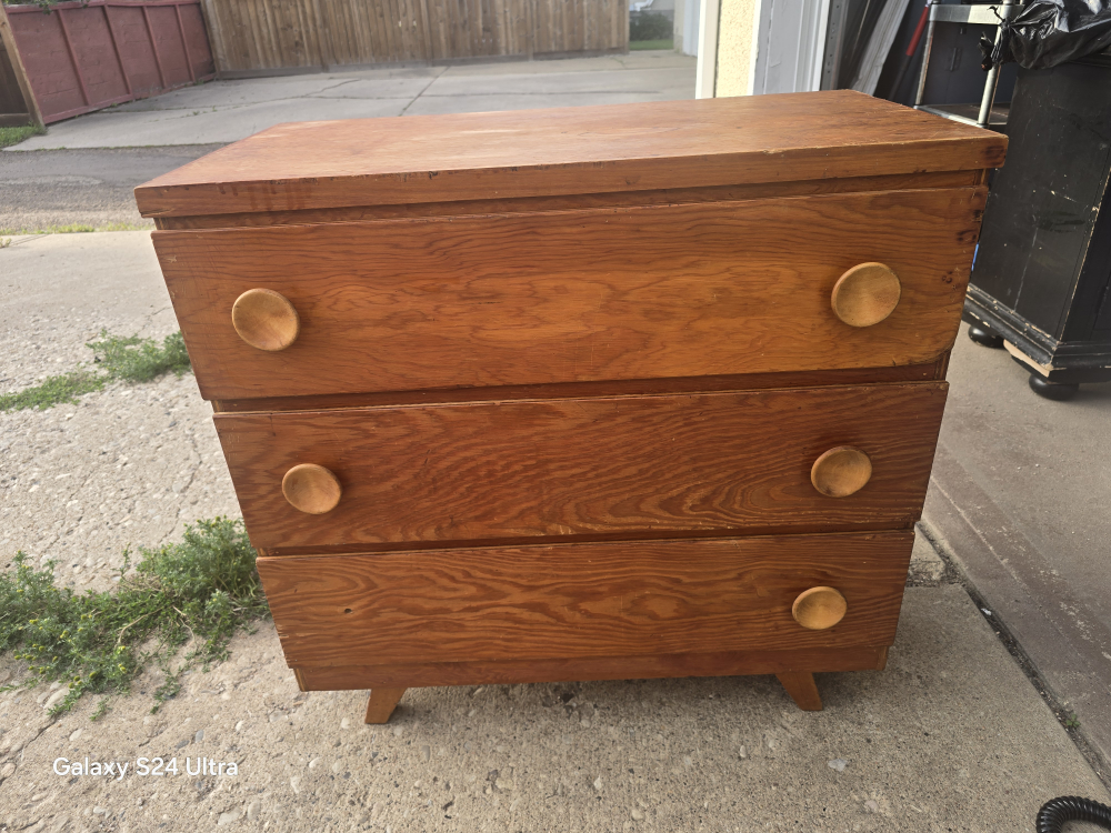 Vintage Wooden 3-Drawer Dresser - photo 4