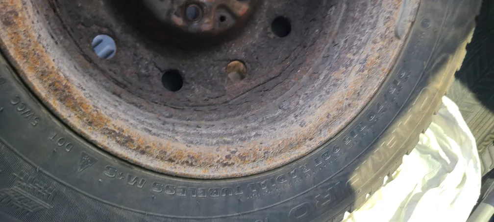 4 Barely used winter tires for sale! image indicator(10)