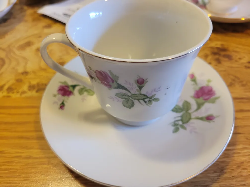 Vintage Tea Cup and Saucer Set - Floral Design🇨🇦 thumbnail