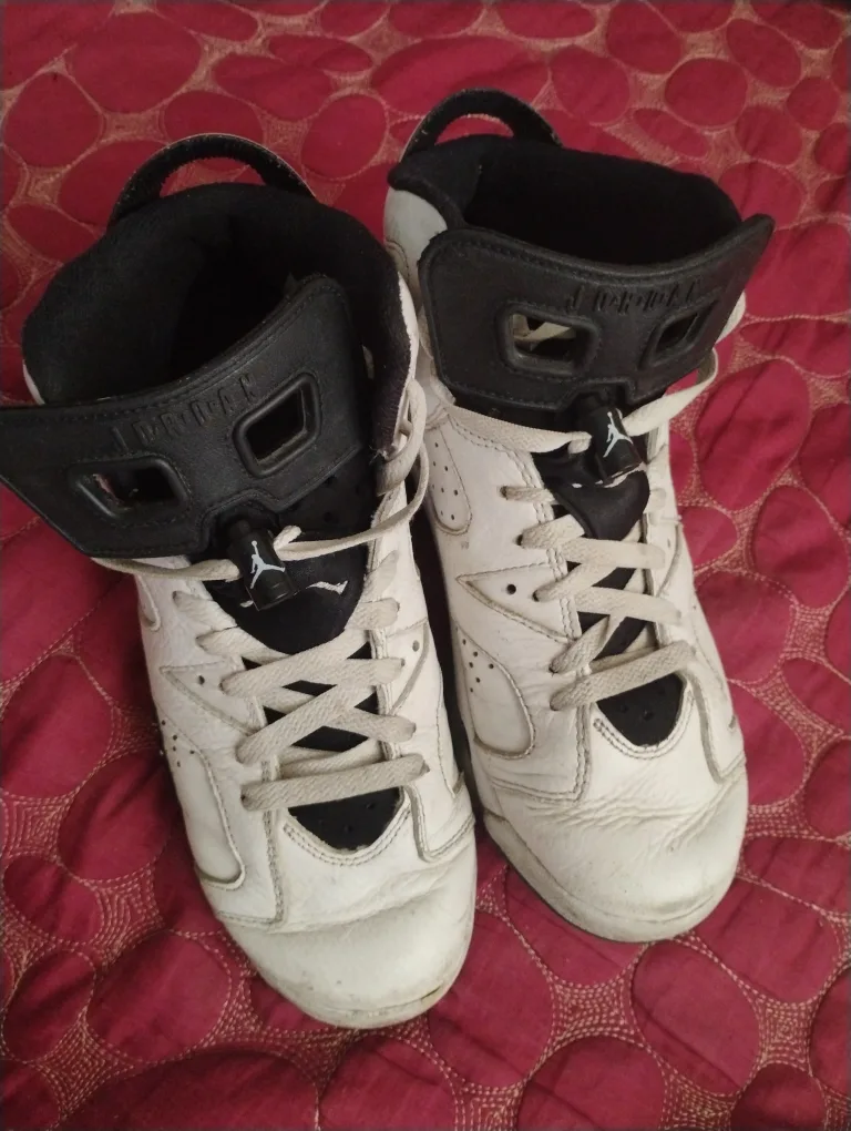 Air Jordan 6 Retro White/Black, Size 7Y thumbnail