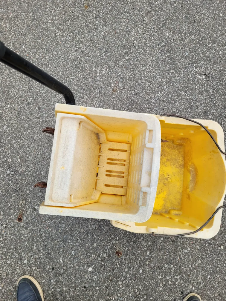 Rubbermaid Brute Mop Bucket with Wringer 🇨🇦 image indicator(4)