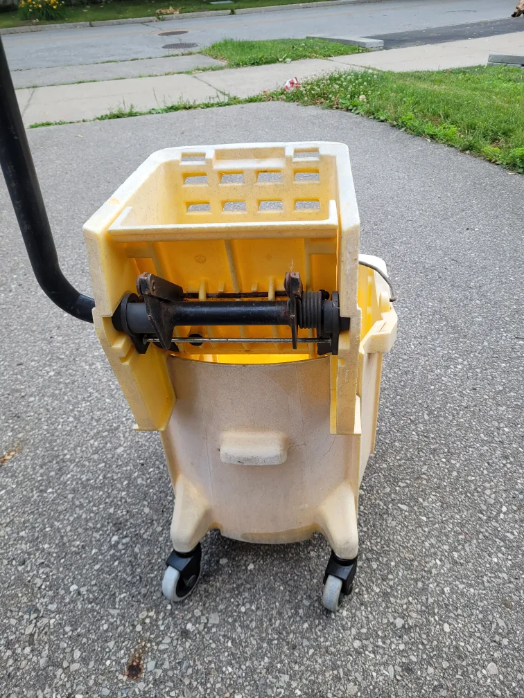 Rubbermaid Brute Mop Bucket with Wringer 🇨🇦 image indicator(5)